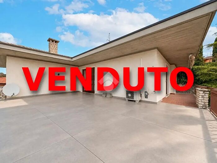 Casa con 5 locali in vendita in Porz Bifamiliare Via Castel Montorio, Verona