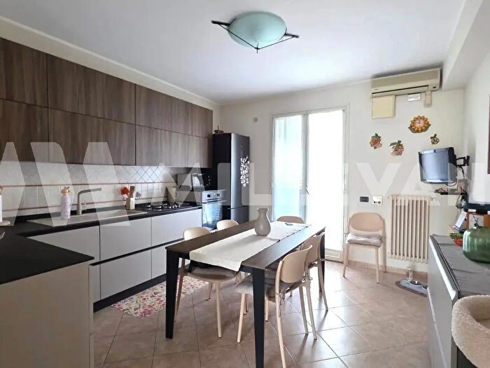 Appartamento con 6 locali in vendita in Via Merzagora Snc, Scicli