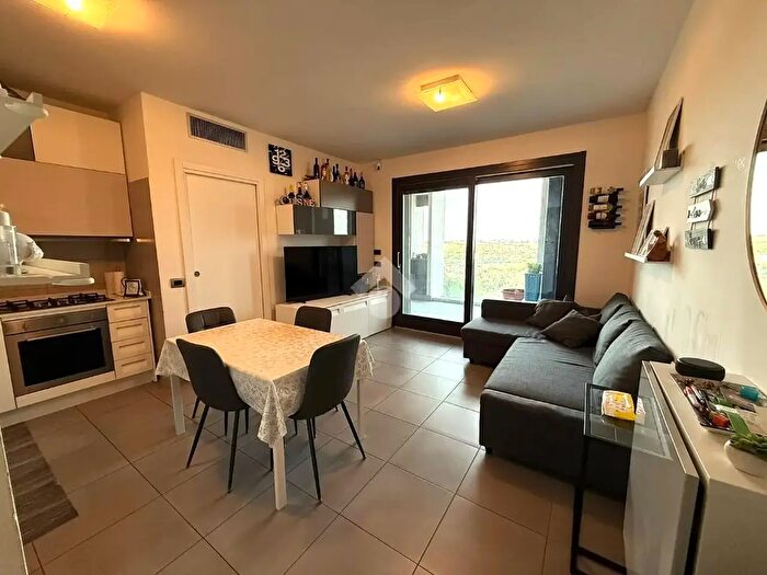 Appartamento trilocale in affitto in Via Montegallo, Roma