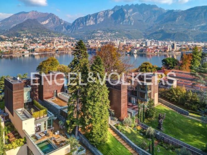 Casa con 6 locali in vendita in Viale Privato Penati, Malgrate