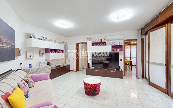 Appartamento trilocale in vendita in Via Ugo Foscolo, Verano Brianza