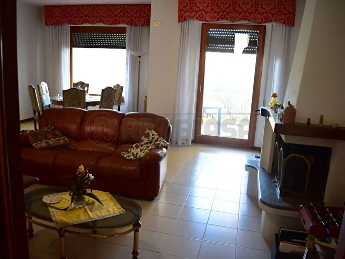 Casa con 9 locali in vendita in Rapolano Terme