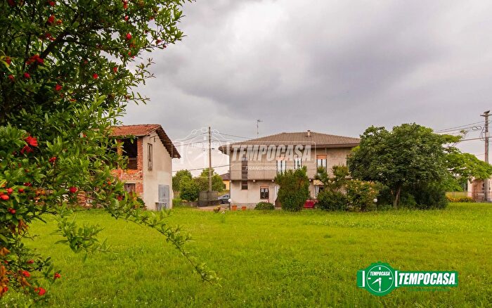 Casa con 6 locali in vendita in Via Gallarate, Oleggio