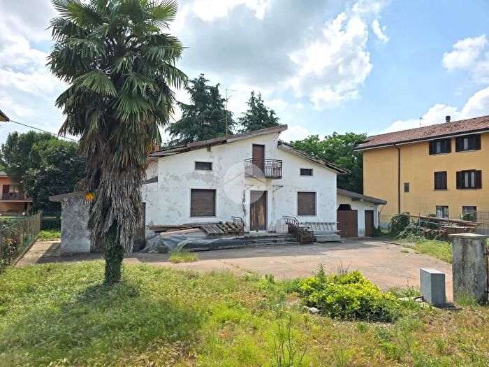 Casa trilocale in vendita in Via Giosuè Carducci, Montello