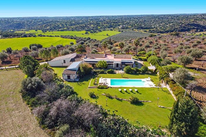Casa con 10 locali in vendita in Contrada Castelluccio, Noto