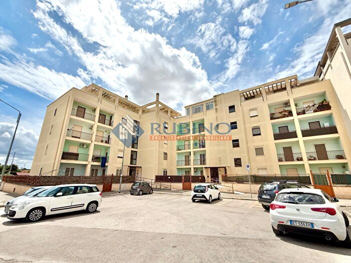 Appartamento con 5 locali in vendita in Largo Don Policarpo Scagliarini, Trani