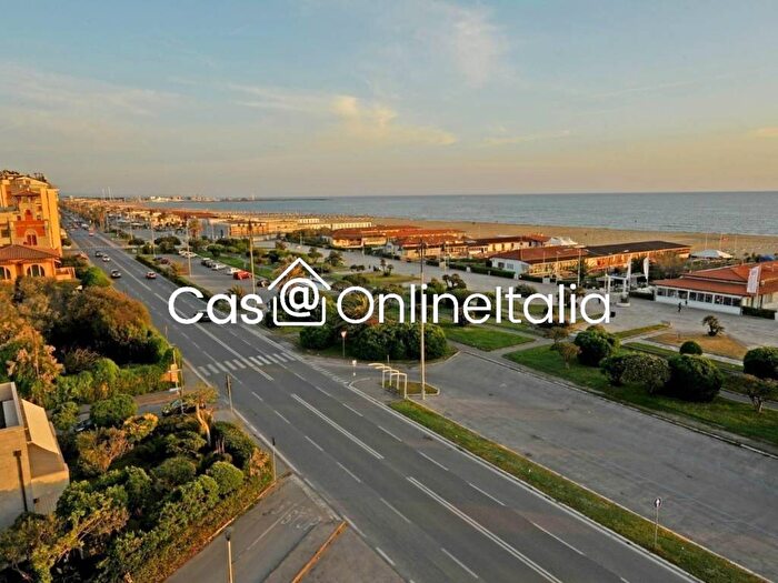 Appartamento con 5 locali in affitto in Viale Alfredo Belluomini, Città Giardino, Viareggio