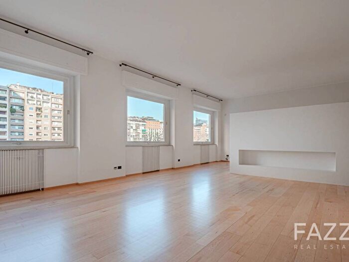 Appartamento con 5 locali in affitto in Via Ugo Iginio Tarchetti, Porta Nuova, Milano