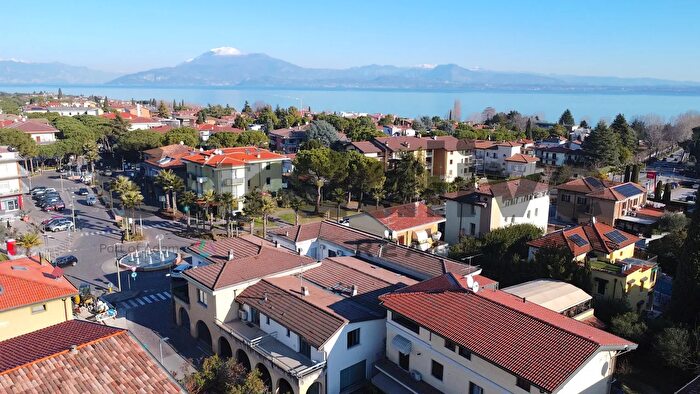 Appartamento trilocale in vendita in Via Verona, Sirmione