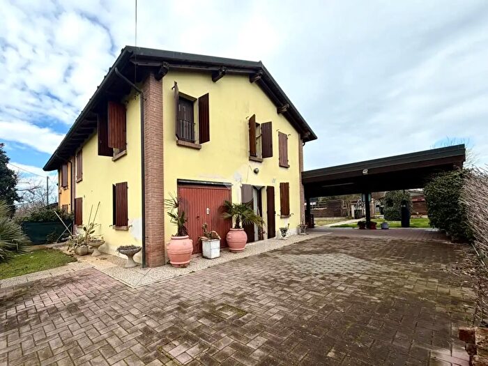 Casa con 5 locali in vendita in Via Viazzola Borgazzo, Novellara