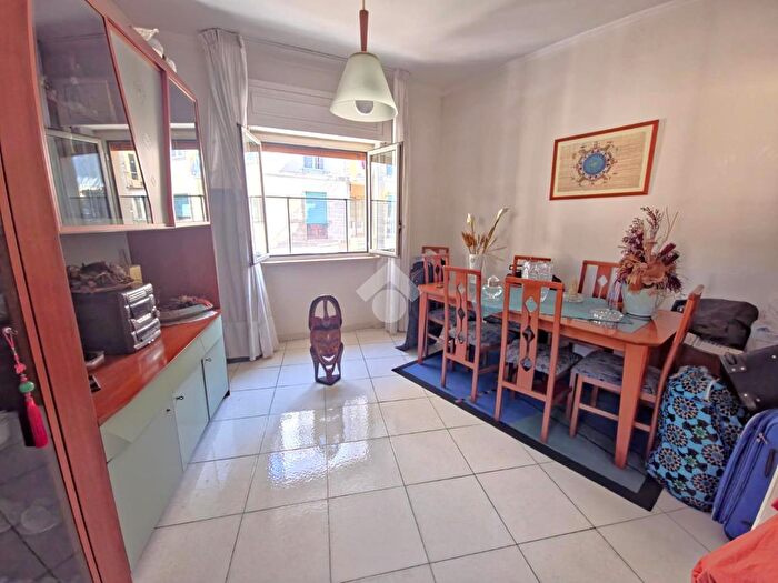 Appartamento con 5 locali in vendita in Via Simone Martini, Napoli