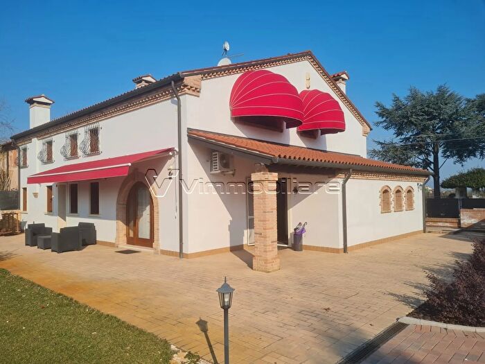 Casa con 15 locali in vendita in Via Frastortola, Poiana Maggiore