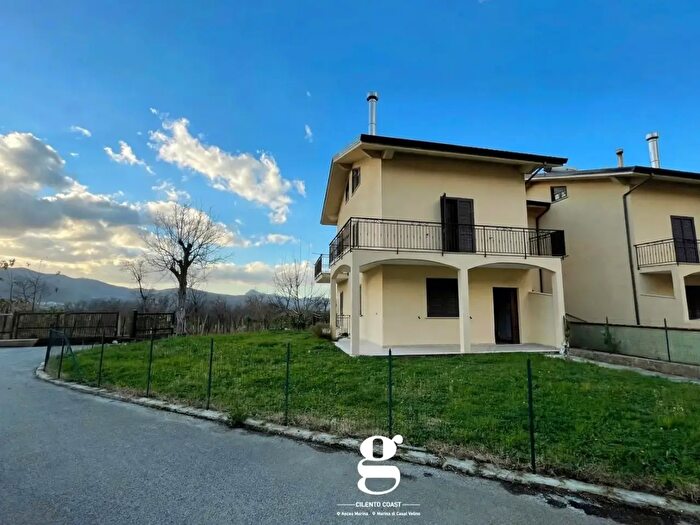 Casa con 7 locali in vendita in Località Troiani Snc, Serino