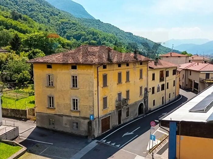 Casa con 9 locali in vendita in Via Don Stefano Gelmi, Pian Camuno