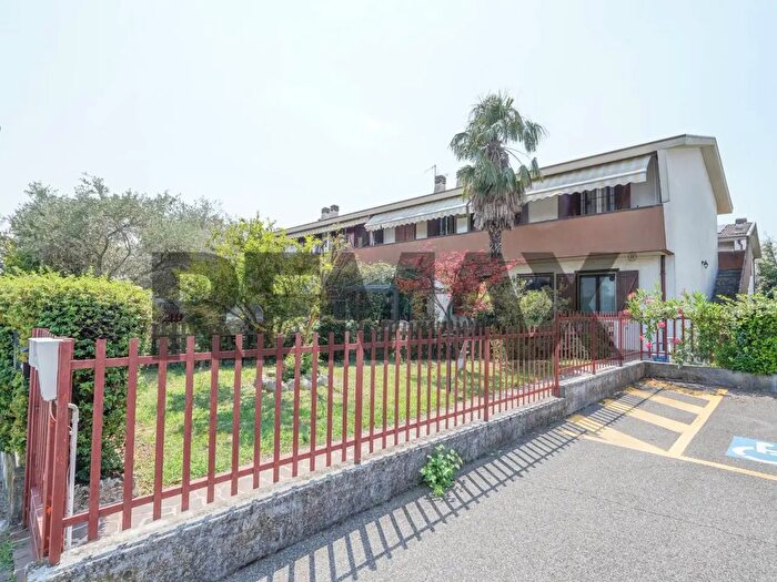 Appartamento trilocale in vendita in Via Ugo Foscolo, Boltiere