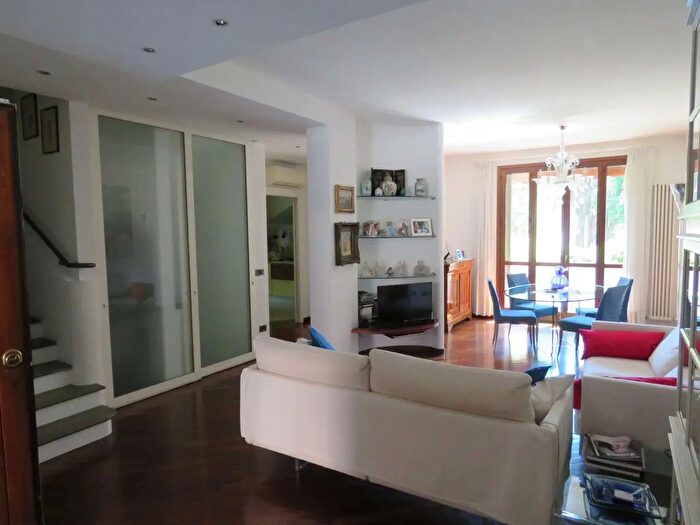 Casa con 8 locali in vendita in Modena