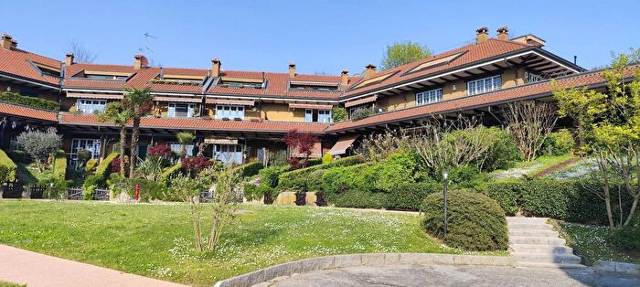 Appartamento trilocale in vendita in Via Calchirola Bosisio Parini, Bosisio Parini