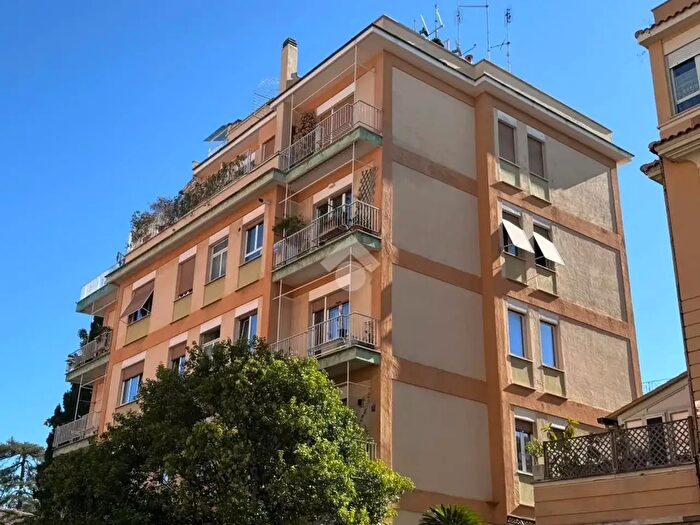 Appartamento trilocale in vendita in Viale Aurelio Saffi, Roma