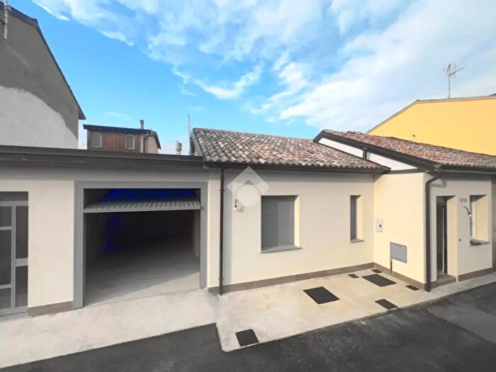 Casa bilocale in vendita in Via Roma, Casanova Lonati