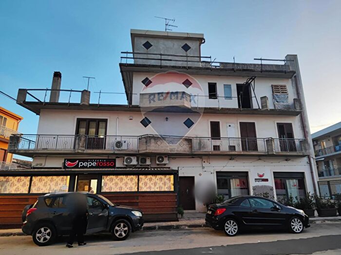 Appartamento con 8 locali in vendita in Via Mariano Pinnone, Floridia