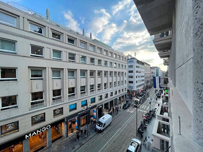 Appartamento quadrilocale in affitto in Piazza Santa Maria Beltrade, Carrobbio, Milano
