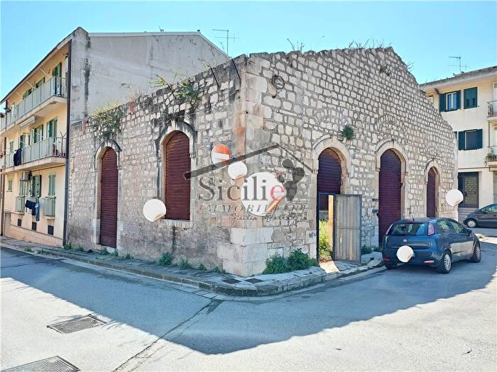 Casa con 10 locali in vendita in Scicli