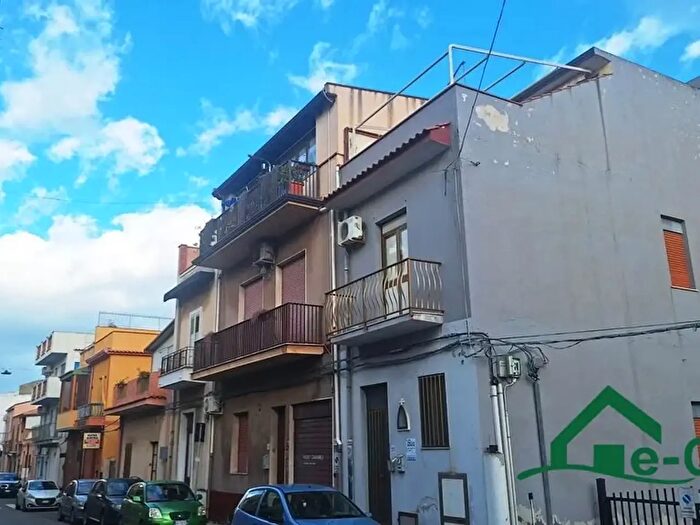 Casa con 6 locali in vendita in Via Umberto, Roccalumera