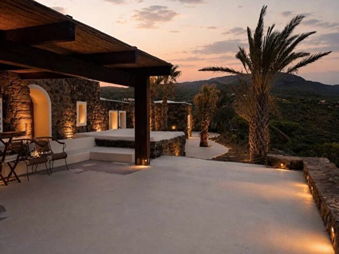 Casa con 5 locali in affitto in Via Batterie di Scirafi, Pantelleria