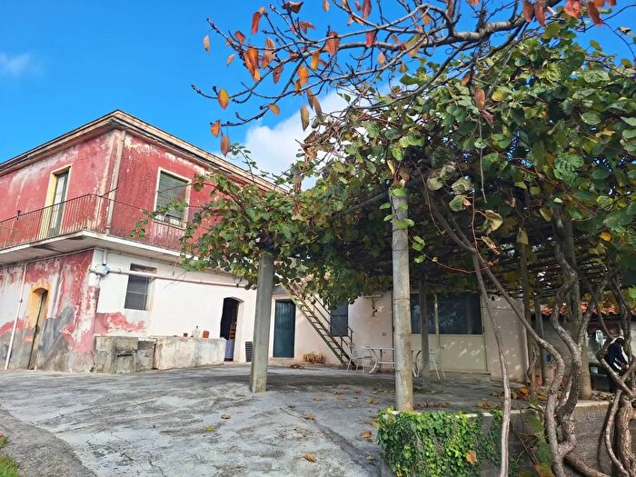 Appartamento con 6 locali in vendita in Via Castagne Snc, Piedimonte Etneo