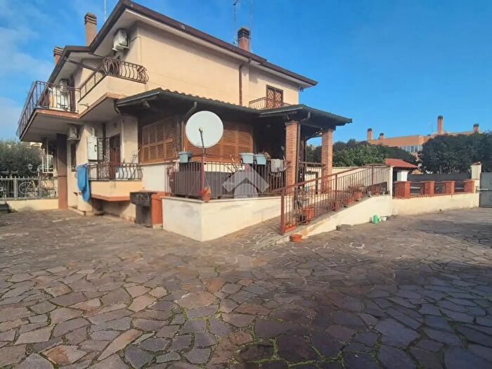 Appartamento trilocale in vendita in Via delle Due Torri, Roma