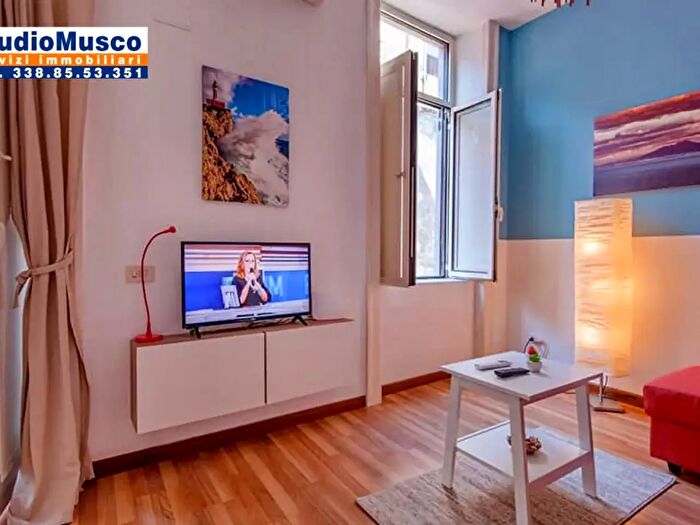 Appartamento bilocale in vendita in Via Gradoni di Chiaia, Napoli