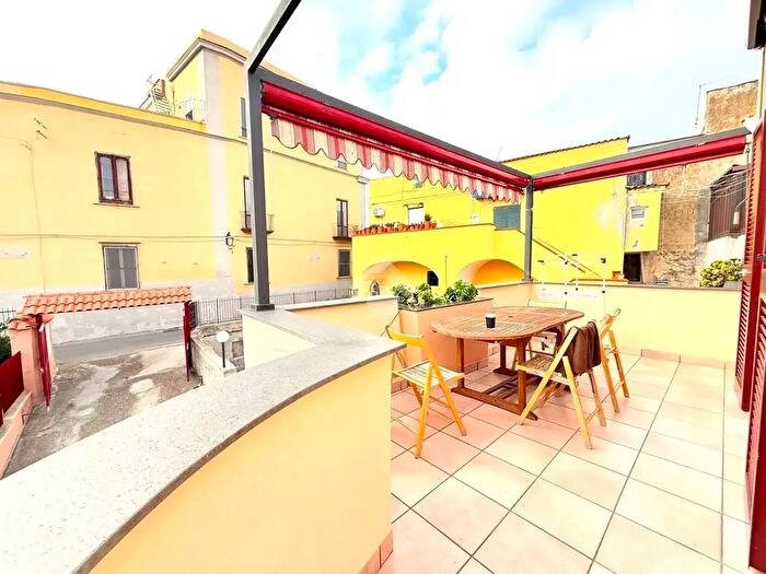 Appartamento quadrilocale in vendita in Via Piscina Mirabile, Bacoli