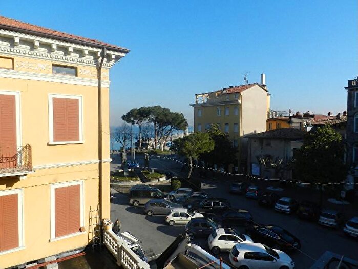 Appartamento trilocale in affitto in Via Roma, Centro Storico, Desenzano del Garda