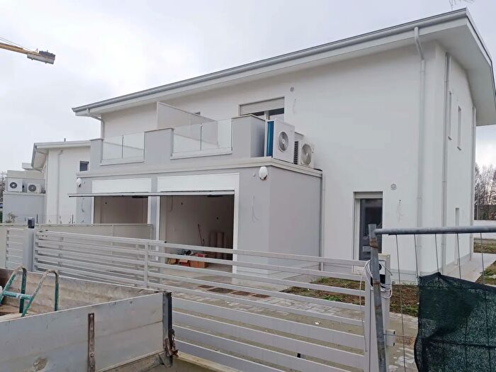 Casa quadrilocale in vendita in Modena