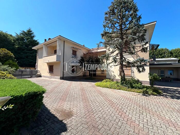 Appartamento trilocale in vendita in Via San Lorenzo, Lazzate