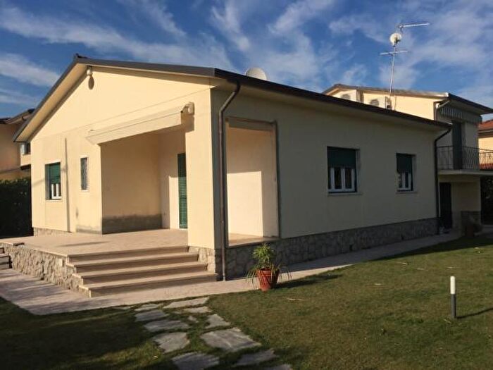 Casa con 6 locali in affitto in Forte Dei Marmi