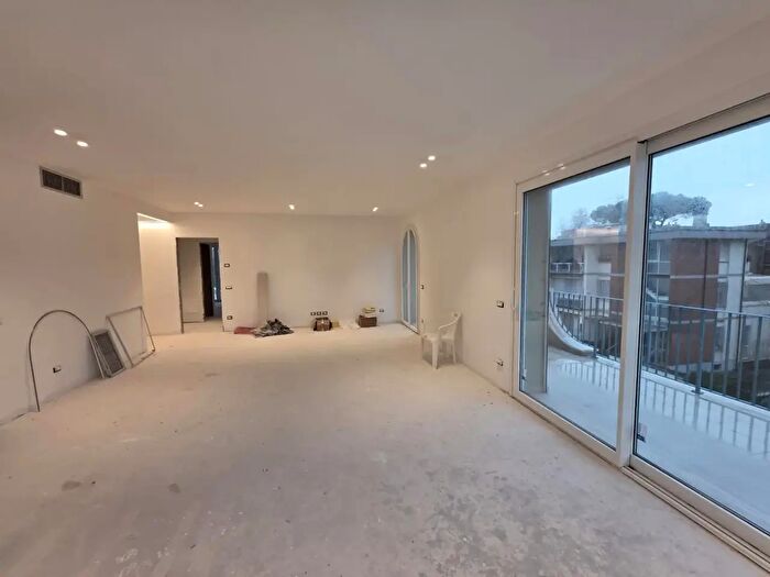 Appartamento con 5 locali in vendita in Viareggio