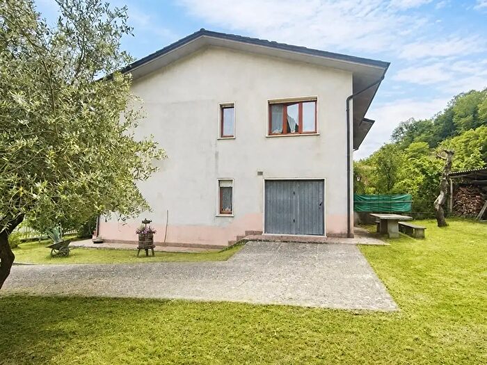 Casa con 7 locali in vendita in Fivizzano