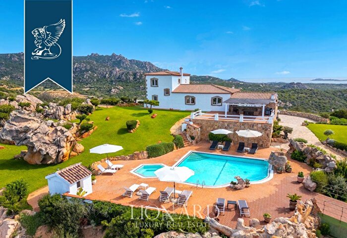 Casa con 8 locali in vendita in Arzachena