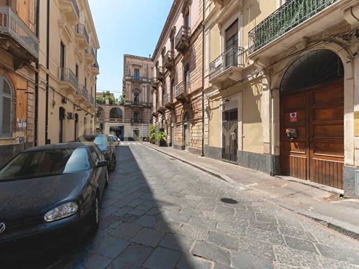Appartamento con 10 locali in vendita in Via Aloi, Catania