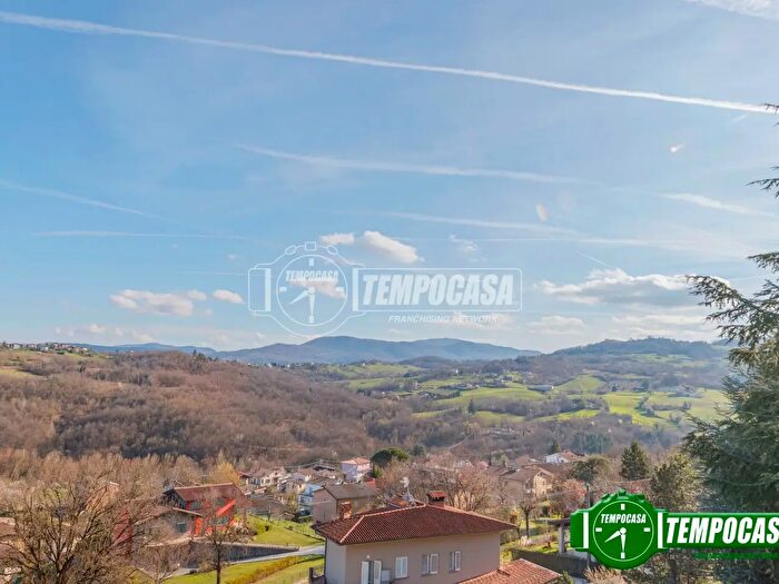 Appartamento con 6 locali in vendita in Via Risorgimento, Gropparello