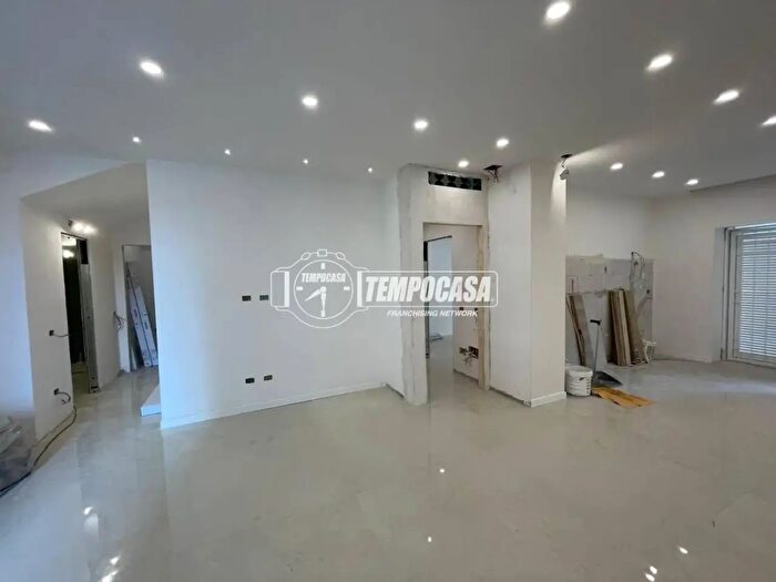 Appartamento trilocale in vendita in Via Eduardo Suarez, Napoli