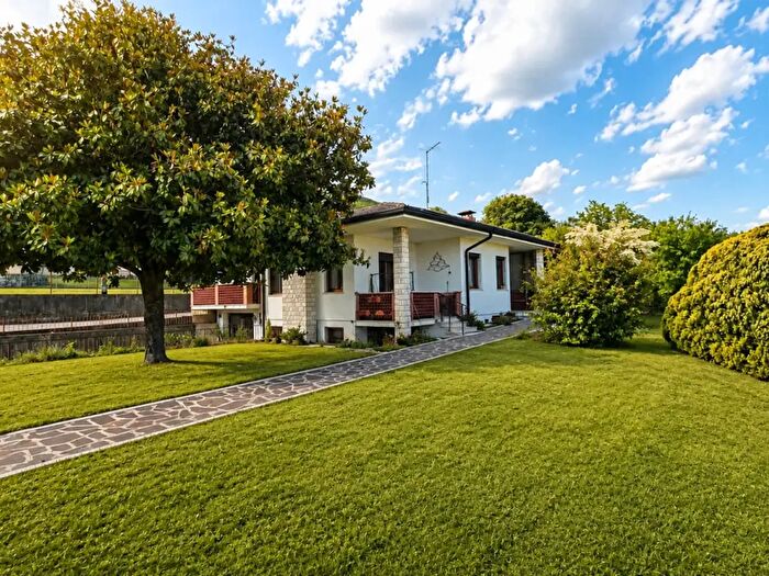 Casa con 10 locali in vendita in Via dei Prai, Borso Del Grappa