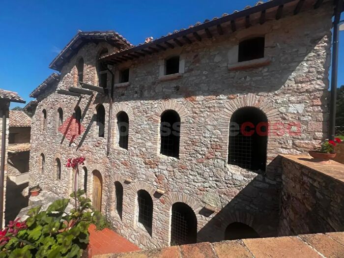 Casa con 12 locali in vendita in Frazione Acera, Campello Sul Clitunno