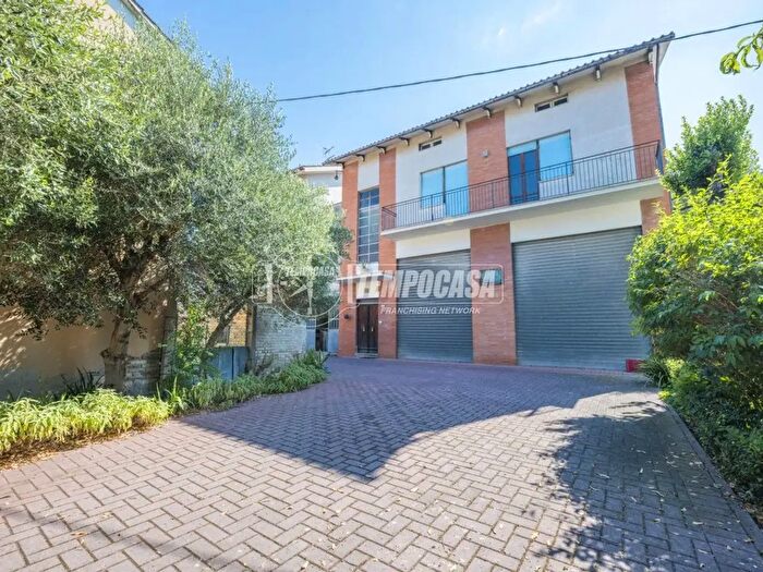 Casa con 6 locali in vendita in Morrovalle