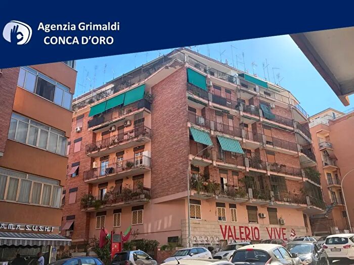 Appartamento trilocale in vendita in Via Monte Bianco, Roma
