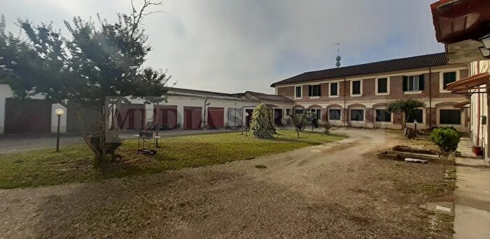 Appartamento trilocale in vendita in Via Roma N°, Sannazzaro De Burgondi