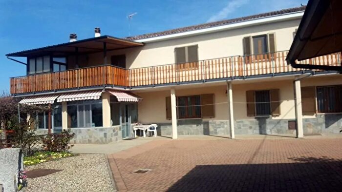 Casa con 10 locali in vendita in Alessandria