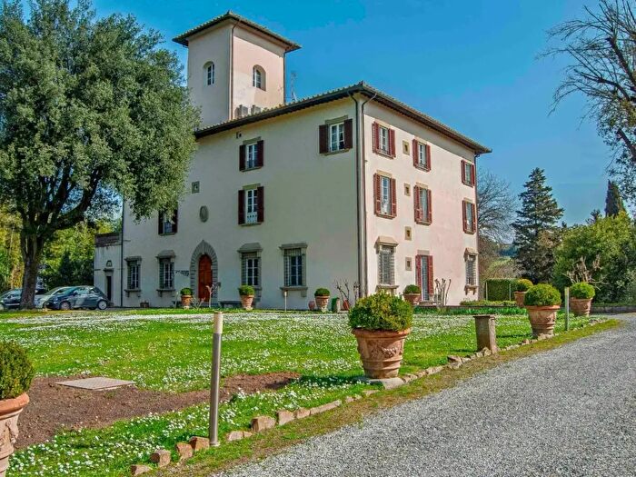 Appartamento con 10 locali in vendita in Lastra A Signa