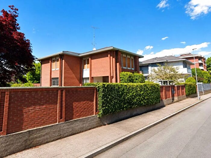Casa con 8 locali in vendita in Via Vico, Novara